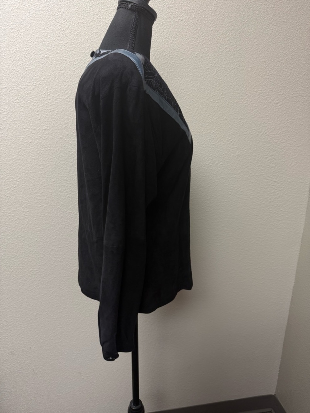 Siena NY Black Leather Floral Panel Top XS Long Sleeve V Neck Unique Chic - Picture 7 of 11